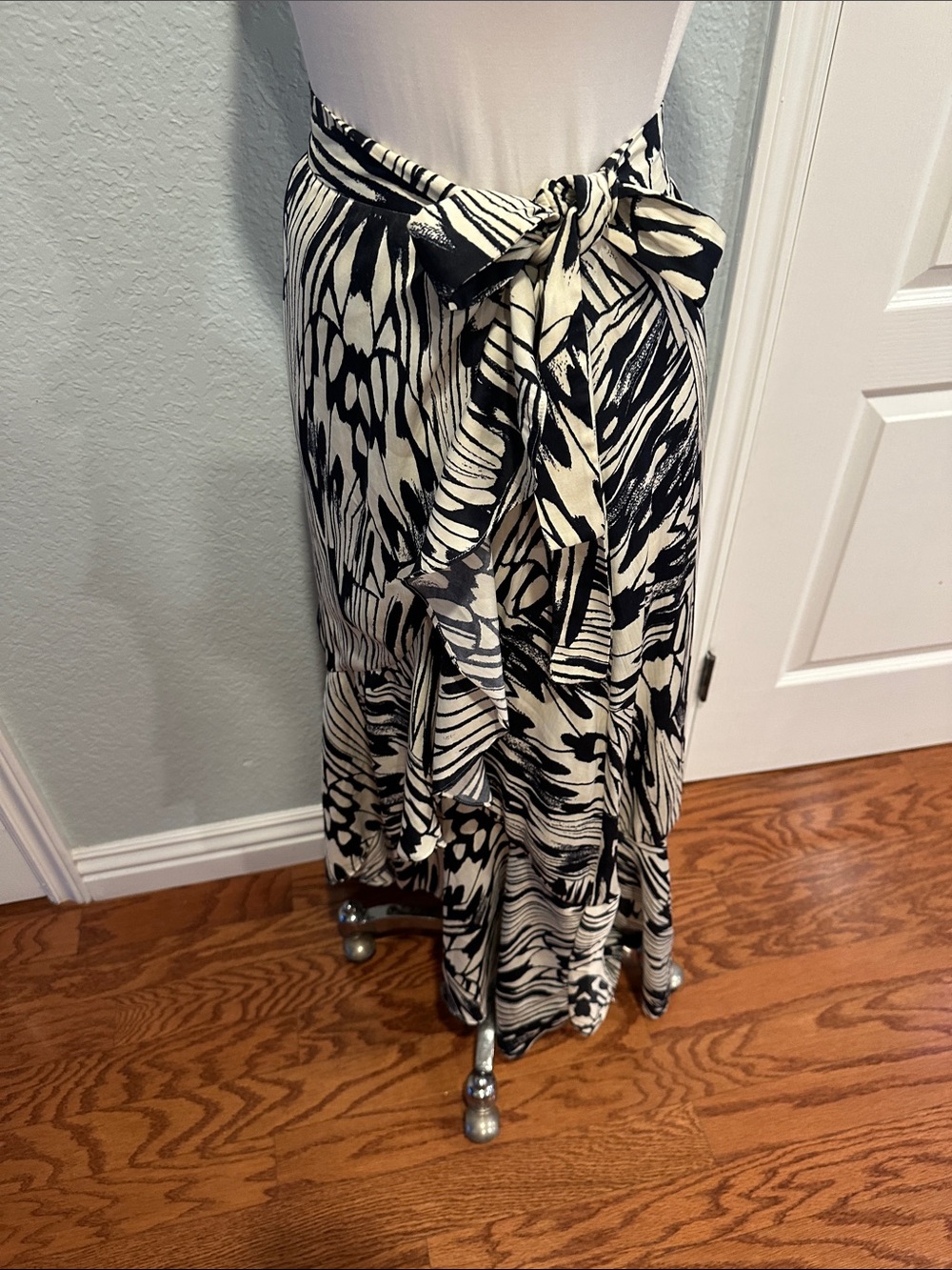 Anthropologie Maeve Sz Medium Black and White Abstract Tie-Wrap Midi Skirt - Picture 3 of 8